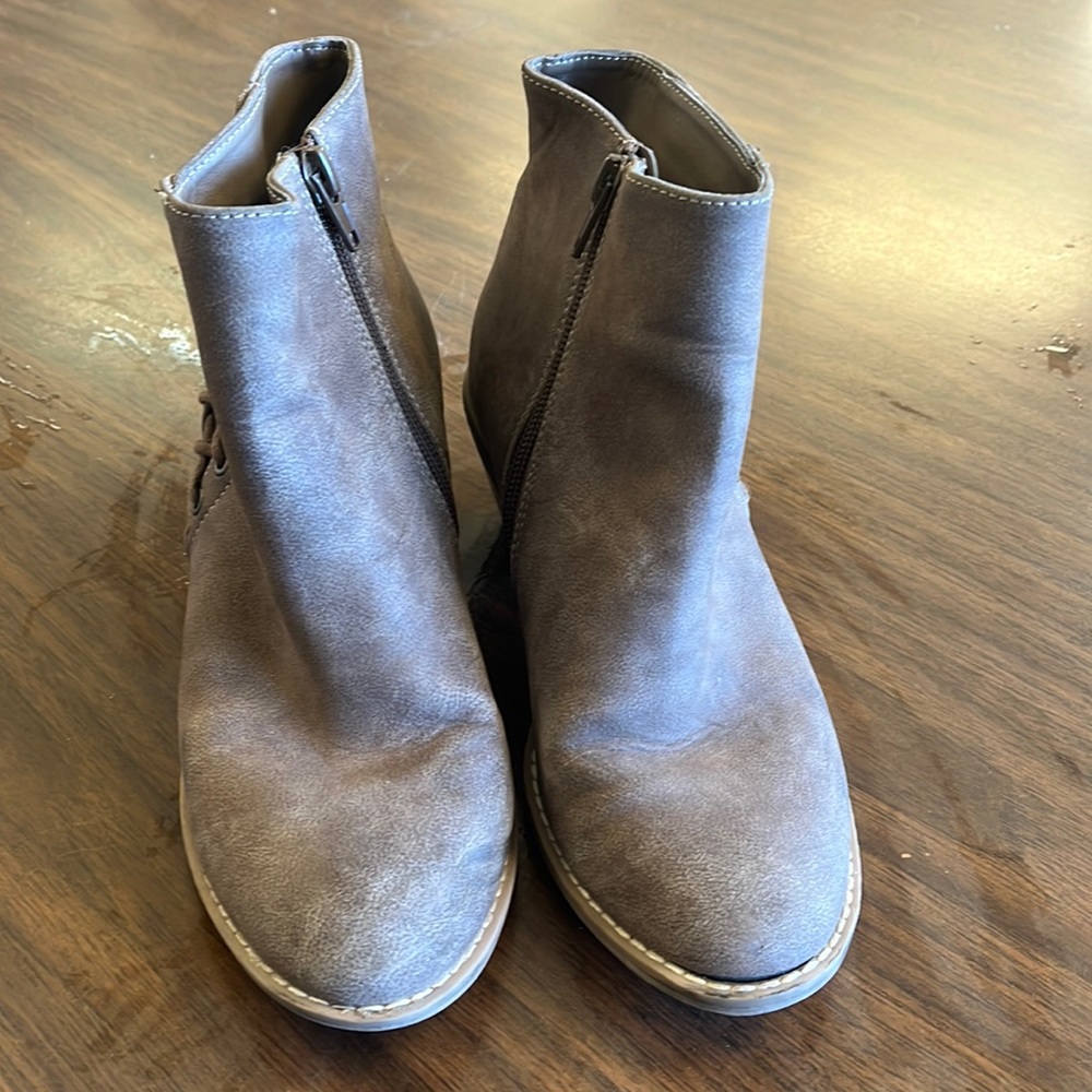Woman’s size 6 booties.